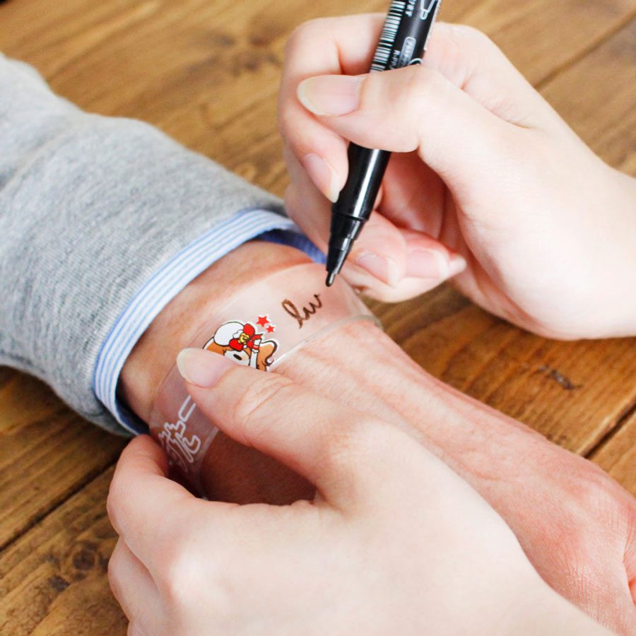 文字が書けるラバーバンド。普通の油性ペンでサインが可能。